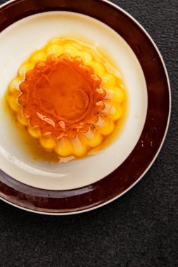 Flan tatlısı karamel pudingi tatlı tatlı tatlı krema lezzetli aperatif lezzetli gurme yemek arkaplanı masa kırsal yiyeceklerin üst görüntüsü fotokopi alanı.