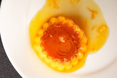 Flan tatlısı karamel pudingi tatlı tatlı tatlı krema lezzetli aperatif lezzetli gurme yemek arkaplanı masa kırsal yiyeceklerin üst görüntüsü fotokopi alanı.
