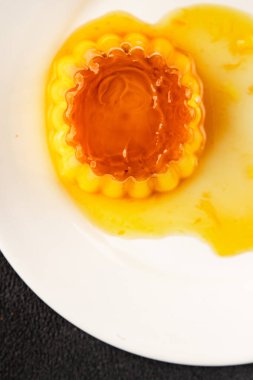 Flan tatlısı karamel pudingi tatlı tatlı tatlı krema lezzetli aperatif lezzetli gurme yemek arkaplanı masa kırsal yiyeceklerin üst görüntüsü fotokopi alanı.