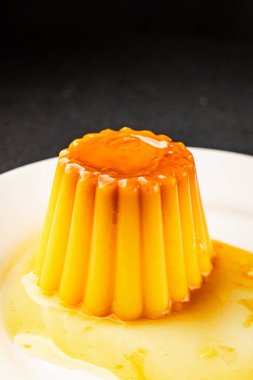 Flan tatlısı karamel pudingi tatlı tatlı tatlı krema lezzetli aperatif lezzetli gurme yemek arkaplanı masa kırsal yiyeceklerin üst görüntüsü fotokopi alanı.
