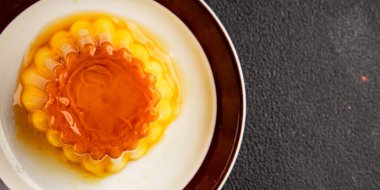Flan tatlısı karamel pudingi tatlı tatlı tatlı krema lezzetli aperatif lezzetli gurme yemek arkaplanı masa kırsal yiyeceklerin üst görüntüsü fotokopi alanı.