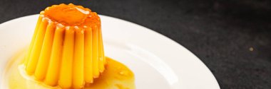 Flan tatlısı karamel pudingi tatlı tatlı tatlı krema lezzetli aperatif lezzetli gurme yemek arkaplanı masa kırsal yiyeceklerin üst görüntüsü fotokopi alanı.
