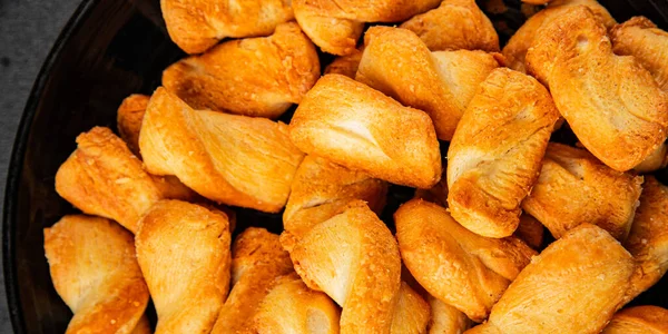 Kraker tuzlu kurabiye aperatifler doğal sağlıklı yemek aperatifler taze leziz gurmeler masadaki rustik yemekler üst görünüm uzay yiyecek arka planı.