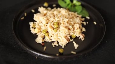 Yumurtalı, tavuklu ve sebzeli pilav ana yemek hazır aperatif lezzetli leziz gurme yemek arkaplan masanın üzerinde rustik yemek üst görünüm fotokopi alanı vejetaryen ve vejetaryen yemekleri