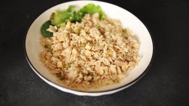 Yumurtalı, tavuklu ve sebzeli pilav ana yemek hazır aperatif lezzetli leziz gurme yemek arkaplan masanın üzerinde rustik yemek üst görünüm fotokopi alanı vejetaryen ve vejetaryen yemekleri