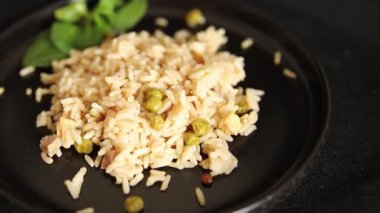 Yumurtalı, tavuklu ve sebzeli pilav ana yemek hazır aperatif lezzetli leziz gurme yemek arkaplan masanın üzerinde rustik yemek üst görünüm fotokopi alanı vejetaryen ve vejetaryen yemekleri