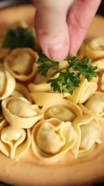 Ravioli makarna kasesi sosu ana yemek yemek hazır aperatif lezzetli gurme yemek arka planı masa kırsal yemek üst görünüm fotokopi alanı