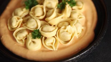Ravioli makarna kasesi sosu ana yemek yemek hazır aperatif lezzetli gurme yemek arka planı masa kırsal yemek üst görünüm fotokopi alanı