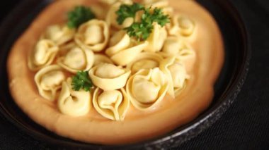 Ravioli makarna kasesi sosu ana yemek yemek hazır aperatif lezzetli gurme yemek arka planı masa kırsal yemek üst görünüm fotokopi alanı