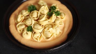 Ravioli makarna kasesi sosu ana yemek yemek hazır aperatif lezzetli gurme yemek arka planı masa kırsal yemek üst görünüm fotokopi alanı