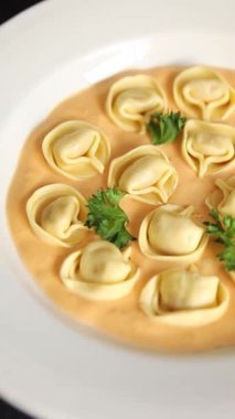 Ravioli makarna kasesi sosu ana yemek yemek hazır aperatif lezzetli gurme yemek arka planı masa kırsal yemek üst görünüm fotokopi alanı