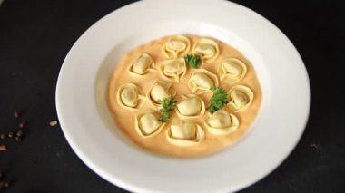 Ravioli makarna kasesi sosu ana yemek yemek hazır aperatif lezzetli gurme yemek arka planı masa kırsal yemek üst görünüm fotokopi alanı