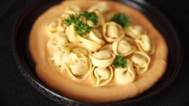 Ravioli makarna kasesi sosu ana yemek yemek hazır aperatif lezzetli gurme yemek arka planı masa kırsal yemek üst görünüm fotokopi alanı