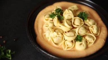 Ravioli makarna kasesi sosu ana yemek yemek hazır aperatif lezzetli gurme yemek arka planı masa kırsal yemek üst görünüm fotokopi alanı