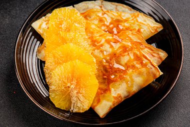 Portakallı krep tatlı krep lezzetli aperatif lezzetli gurme yemek arkaplanı masa kırsal gıdanın üstünde fotokopi odası