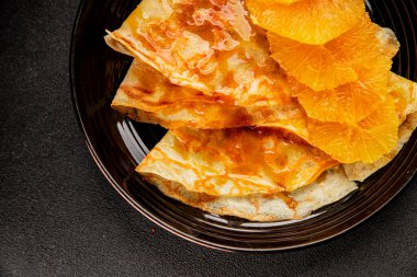 Portakallı krep tatlı krep lezzetli aperatif lezzetli gurme yemek arkaplanı masa kırsal gıdanın üstünde fotokopi odası