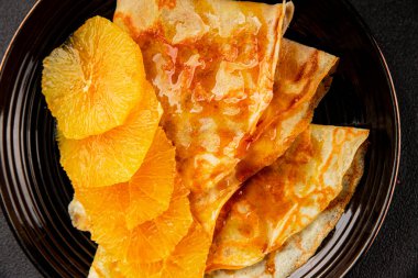 Portakallı krep tatlı krep lezzetli aperatif lezzetli gurme yemek arkaplanı masa kırsal gıdanın üstünde fotokopi odası