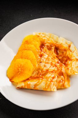 Portakallı krep tatlı krep lezzetli aperatif lezzetli gurme yemek arkaplanı masa kırsal gıdanın üstünde fotokopi odası