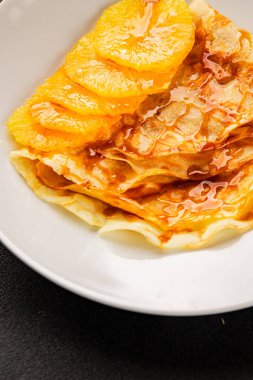 Portakallı krep tatlı krep lezzetli aperatif lezzetli gurme yemek arkaplanı masa kırsal gıdanın üstünde fotokopi odası