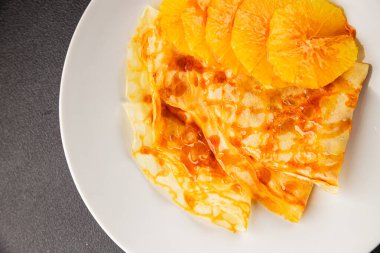 Portakallı krep tatlı krep lezzetli aperatif lezzetli gurme yemek arkaplanı masa kırsal gıdanın üstünde fotokopi odası