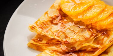 Portakallı krep tatlı krep lezzetli aperatif lezzetli gurme yemek arkaplanı masa kırsal gıdanın üstünde fotokopi odası