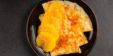 Portakallı krep tatlı krep lezzetli aperatif lezzetli gurme yemek arkaplanı masa kırsal gıdanın üstünde fotokopi odası