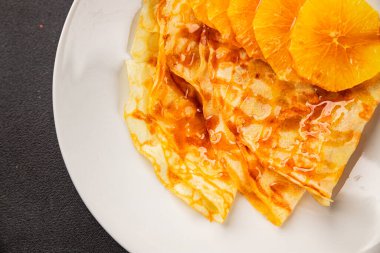 Portakallı krep tatlı krep lezzetli aperatif lezzetli gurme yemek arkaplanı masa kırsal gıdanın üstünde fotokopi odası