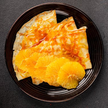 Portakallı krep tatlı krep lezzetli aperatif lezzetli gurme yemek arkaplanı masa kırsal gıdanın üstünde fotokopi odası