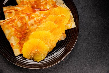 Portakallı krep tatlı krep lezzetli aperatif lezzetli gurme yemek arkaplanı masa kırsal gıdanın üstünde fotokopi odası