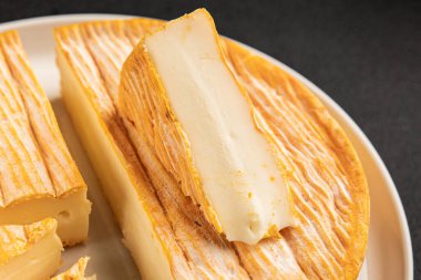 Yumuşak peynirli Tartiflette lezzetli inek sütü, keçi ya da koyun eti aperatifi lezzetli gurme yemek arkaplanı masa rustik gıda üst görünümü fotokopi alanı