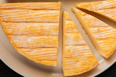 Yumuşak peynirli Tartiflette lezzetli inek sütü, keçi ya da koyun eti aperatifi lezzetli gurme yemek arkaplanı masa rustik gıda üst görünümü fotokopi alanı