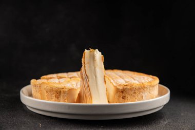 Yumuşak peynirli Tartiflette lezzetli inek sütü, keçi ya da koyun eti aperatifi lezzetli gurme yemek arkaplanı masa rustik gıda üst görünümü fotokopi alanı