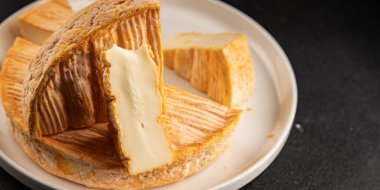 Yumuşak peynirli Tartiflette lezzetli inek sütü, keçi ya da koyun eti aperatifi lezzetli gurme yemek arkaplanı masa rustik gıda üst görünümü fotokopi alanı