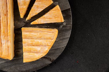 Yumuşak peynirli Tartiflette lezzetli inek sütü, keçi ya da koyun eti aperatifi lezzetli gurme yemek arkaplanı masa rustik gıda üst görünümü fotokopi alanı