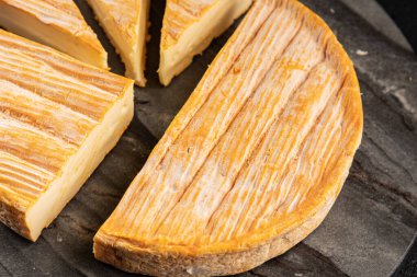 Yumuşak peynirli Tartiflette lezzetli inek sütü, keçi ya da koyun eti aperatifi lezzetli gurme yemek arkaplanı masa rustik gıda üst görünümü fotokopi alanı