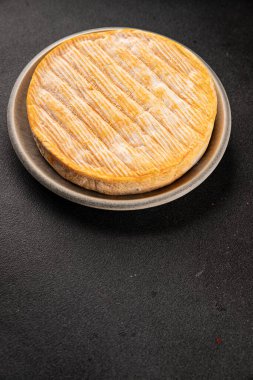 Yumuşak peynirli Tartiflette lezzetli inek sütü, keçi ya da koyun eti aperatifi lezzetli gurme yemek arkaplanı masa rustik gıda üst görünümü fotokopi alanı