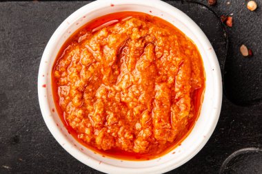 Domates soslu ton balığı, balık konservesi, lezzetli aperatif, gurme, pezetaryan diyet arka planı, masa üstü yemekler, fotokopi alanı, vejetaryen paleo.