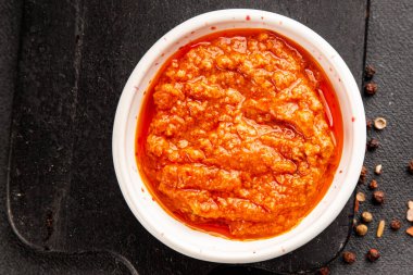 Domates soslu ton balığı, balık konservesi, lezzetli aperatif, gurme, pezetaryan diyet arka planı, masa üstü yemekler, fotokopi alanı, vejetaryen paleo.