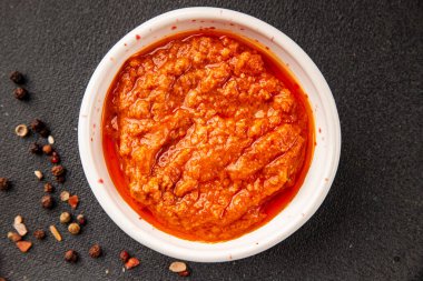 Domates soslu ton balığı, balık konservesi, lezzetli aperatif, gurme, pezetaryan diyet arka planı, masa üstü yemekler, fotokopi alanı, vejetaryen paleo.