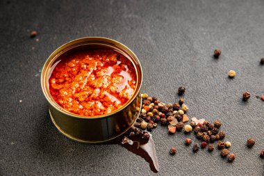 Domates soslu ton balığı, balık konservesi, lezzetli aperatif, gurme, pezetaryan diyet arka planı, masa üstü yemekler, fotokopi alanı, vejetaryen paleo.