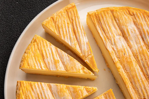 Yumuşak peynirli Tartiflette lezzetli inek sütü, keçi ya da koyun eti aperatifi lezzetli gurme yemek arkaplanı masa rustik gıda üst görünümü fotokopi alanı