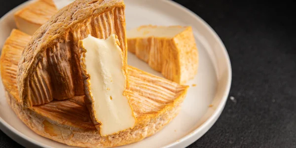 Yumuşak peynirli Tartiflette lezzetli inek sütü, keçi ya da koyun eti aperatifi lezzetli gurme yemek arkaplanı masa rustik gıda üst görünümü fotokopi alanı