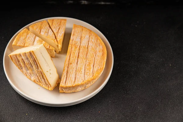 Yumuşak peynirli Tartiflette lezzetli inek sütü, keçi ya da koyun eti aperatifi lezzetli gurme yemek arkaplanı masa rustik gıda üst görünümü fotokopi alanı
