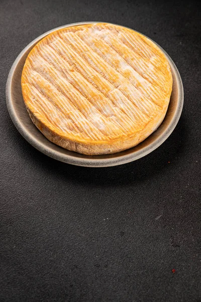 Yumuşak peynirli Tartiflette lezzetli inek sütü, keçi ya da koyun eti aperatifi lezzetli gurme yemek arkaplanı masa rustik gıda üst görünümü fotokopi alanı