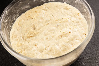 Çiğ hamur mayası mayalı mayalı başlangıç lezzetli aperatif taze gurme yemek arkaplanı masa rustik gıda üst görünümü fotokopi uzay pazarlama konsepti fotoğrafı