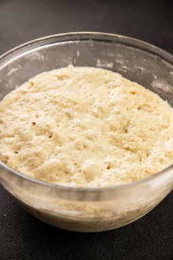 Çiğ hamur mayası mayalı mayalı başlangıç lezzetli aperatif taze gurme yemek arkaplanı masa rustik gıda üst görünümü fotokopi uzay pazarlama konsepti fotoğrafı