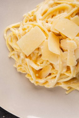 Parmesanlı ve peynirli spagetti makarna ana yemek aperatifi aperatif taze leziz gurme yemek arkaplanı masa rustik yemek üst görünüm fotokopi uzay vejetaryen yemeği