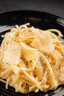 Parmesanlı ve peynirli spagetti makarna ana yemek aperatifi aperatif taze leziz gurme yemek arkaplanı masa rustik yemek üst görünüm fotokopi uzay vejetaryen yemeği