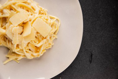 Parmesanlı ve peynirli spagetti makarna ana yemek aperatifi aperatif taze leziz gurme yemek arkaplanı masa rustik yemek üst görünüm fotokopi uzay vejetaryen yemeği