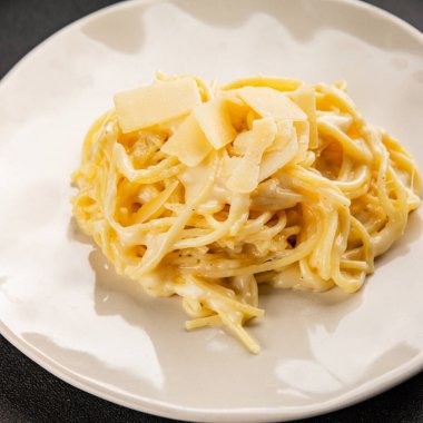 Parmesanlı ve peynirli spagetti makarna ana yemek aperatifi aperatif taze leziz gurme yemek arkaplanı masa rustik yemek üst görünüm fotokopi uzay vejetaryen yemeği